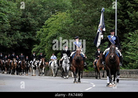 KELSO, ÉCOSSE - 21 juillet : Kelso Semaine civique - at Yetholm Rideout ; Sean Crochet, Laddie Kelso avec sa gauche et droit des hommes, Ian Whellans (2016) et Craig Logan Laddie (2017) suivie de Laddie plus de 200 chevaux et cavaliers au début de l'At Yetholm Rideout durant la semaine civique Kelso, un festival annuel, une partie de la saison de conduite commune des Scottish Borders. Le 21 juillet 2018 à Kelso. Crédit : Rob Gray/Alamy Live News Banque D'Images