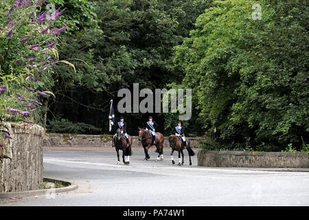 KELSO, ÉCOSSE - 21 juillet : Kelso Semaine civique - at Yetholm Rideout ; Sean Crochet, Laddie Kelso avec sa gauche et droit des hommes, Ian Whellans (2016) et Craig Logan Laddie (2017) suivie de Laddie plus de 200 chevaux et cavaliers au début de l'At Yetholm Rideout durant la semaine civique Kelso, un festival annuel, une partie de la saison de conduite commune des Scottish Borders. Le 21 juillet 2018 à Kelso. Crédit : Rob Gray/Alamy Live News Banque D'Images