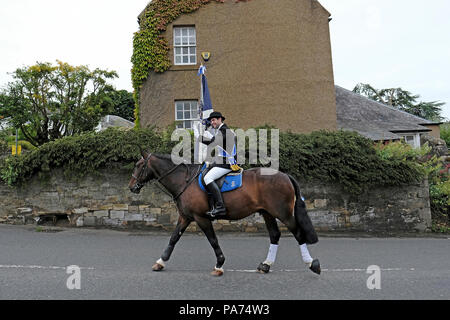 KELSO, ÉCOSSE - 21 juillet : Kelso Semaine civique - at Yetholm Rideout ; Sean Crochet, Laddie Kelso avec sa gauche et droit des hommes, Ian Whellans (2016) et Craig Logan Laddie (2017) suivie de Laddie plus de 200 chevaux et cavaliers au début de l'At Yetholm Rideout durant la semaine civique Kelso, un festival annuel, une partie de la saison de conduite commune des Scottish Borders. Le 21 juillet 2018 à Kelso. Crédit : Rob Gray/Alamy Live News Banque D'Images