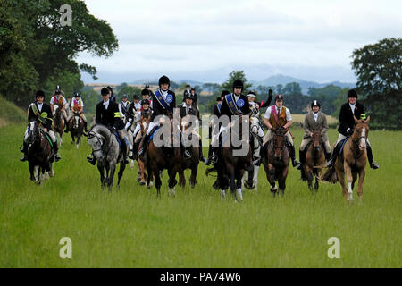 KELSO, ÉCOSSE - 21 juillet : Kelso Semaine civique - at Yetholm Rideout ; les directeurs d'entraîner un galop au-dessus des champs à proximité de Kelso au début de l'At Yetholm Rideout durant la semaine civique Kelso, un festival annuel, une partie de la saison de conduite commune des Scottish Borders. Le 21 juillet 2018 à Kelso. Crédit : Rob Gray/Alamy Live News Banque D'Images