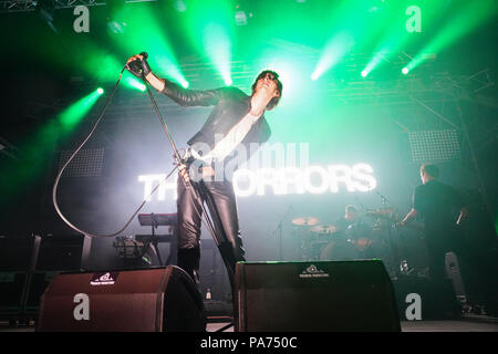 Cluj, Roumanie. 20 juillet 2018. Faris Badwan de The Horrors en live sur la scène du château électrique 2018 Festival, qui aura lieu dans le parc du château Banffy à Bontida Pour, près de la ville de Cluj, en Transylvanie, Roumanie. Date de la photo : vendredi, Juillet 20, 2018. Credit : Roger Garfield/Alamy Live News Banque D'Images