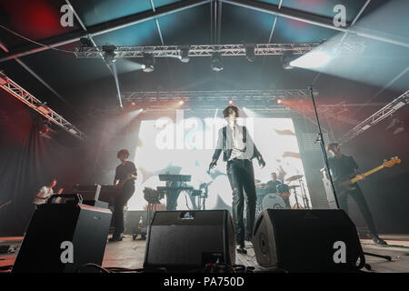 Cluj, Roumanie. 20 juillet 2018. Faris Badwan de The Horrors en live sur la scène du château électrique 2018 Festival, qui aura lieu dans le parc du château Banffy à Bontida Pour, près de la ville de Cluj, en Transylvanie, Roumanie. Date de la photo : vendredi, Juillet 20, 2018. Credit : Roger Garfield/Alamy Live News Banque D'Images