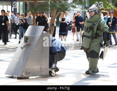 Tokyo, Japon. 20 juillet, 2018. Les membres de l'unité de neutralisation des bombes d'une approche objet suspect au cours d'un exercice de lutte contre le terrorisme à la Tokyo Midtown centre commercial et de bureaux à Tokyo, le vendredi 20 juillet, 2018. Les employés de bureau, magasin employés et les agents de police ont participé l'exercice à venir de l'Jeux olympiques de Tokyo 2020. Credit : Yoshio Tsunoda/AFLO/Alamy Live News Banque D'Images