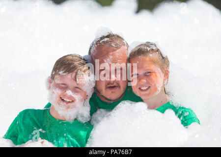 Les familles ont l'amusement à la NSPCC malpropre dans Messathon Sandwell Valley Park, près de Birmingham, Royaume-Uni. Peter Lopeman/Alamy Live News Banque D'Images