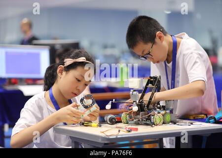 Guiyang, dans la province du Guizhou en Chine. 21 juillet, 2018. Installer l'investiture et robots de débogage lors de la 18ème Compétition de robotique de l'Adolescent la Chine à Guiyang, capitale de la province du Guizhou en Chine du sud-ouest, le 21 juillet 2018. La compétition, qui a débuté à l'Université de Guizhou le samedi, attire plus de 3 000 participants et les entraîneurs des deux pays et à l'étranger. Credit : Liu Xu/Xinhua/Alamy Live News Banque D'Images