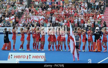 Londres, Royaume-Uni. 21 juillet 2018. L'équipe de l'Angleterre chanter l'hymne national. L'Angleterre v l'Inde. Match 2. Extérieure B. Womens Hockey World Cup 2018. Lee Valley hockey centre. Olympiv Queen Elizabeth Park. Stratford. Londres. UK. 21/07/2018. Credit : Sport en images/Alamy Live News Banque D'Images