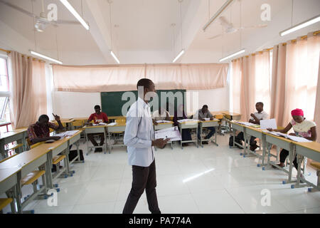 (180721) -- DAKAR, 21 juillet 2018 (Xinhua) -- Koumakh Bakhoum (avant) enseigne le chinois au cours de l'Institut Confucius de l'Université Cheikh Anta Diop de Dakar, Sénégal, le 18 juillet 2018. Le 30-year-old Bakhoum était un étudiant diplômé avec spécialisation en langue chinoise internationale à l'éducation de l'Université des langues étrangères de Dalian en Chine. Il est maintenant un professeur de langue chinoise d'enseignement à l'Université Cheikh Anta Diop de Dakar. "Apprendre la langue chinoise a ouvert une porte pour moi et j'espère devenir un envoyé pour promouvoir l'amitié entre la Chine et le Sénégal en enseignant la langue et la culture chinoises, dans mon Banque D'Images