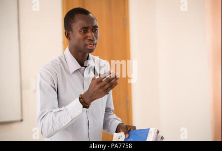 (180721) -- DAKAR, 21 juillet 2018 (Xinhua) -- Koumakh Bakhoum leçon enseigne le chinois à l'Institut Confucius de l'Université Cheikh Anta Diop de Dakar, Sénégal, le 18 juillet 2018. Le 30-year-old Bakhoum était un étudiant diplômé avec spécialisation en langue chinoise internationale à l'éducation de l'Université des langues étrangères de Dalian en Chine. Il est maintenant un professeur de langue chinoise d'enseignement à l'Université Cheikh Anta Diop de Dakar. "Apprendre la langue chinoise a ouvert une porte pour moi et j'espère devenir un envoyé pour promouvoir l'amitié entre la Chine et le Sénégal en enseignant la langue et la culture chinoises, dans mon pays, Banque D'Images