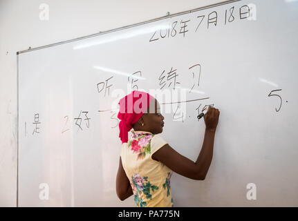 (180721) -- DAKAR, 21 juillet 2018 (Xinhua) -- un élève écrit le chinois à l'Institut Confucius de l'Université Cheikh Anta Diop de Dakar, Sénégal, le 18 juillet 2018. Le 30-year-old Bakhoum était un étudiant diplômé avec spécialisation en langue chinoise internationale à l'éducation de l'Université des langues étrangères de Dalian en Chine. Il est maintenant un professeur de langue chinoise d'enseignement à l'Université Cheikh Anta Diop de Dakar. "Apprendre la langue chinoise a ouvert une porte pour moi et j'espère devenir un envoyé pour promouvoir l'amitié entre la Chine et le Sénégal en enseignant la langue et la culture chinoises, dans mon pays", a déclaré Bakhoum Banque D'Images