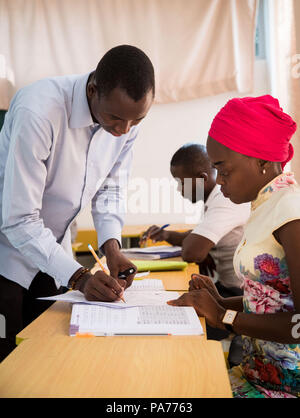 (180721) -- DAKAR, 21 juillet 2018 (Xinhua) -- Koumakh Bakhoum (L) leçon enseigne le chinois à l'Institut Confucius de l'Université Cheikh Anta Diop de Dakar, Sénégal, le 18 juillet 2018. Le 30-year-old Bakhoum était un étudiant diplômé avec spécialisation en langue chinoise internationale à l'éducation de l'Université des langues étrangères de Dalian en Chine. Il est maintenant un professeur de langue chinoise d'enseignement à l'Université Cheikh Anta Diop de Dakar. "Apprendre la langue chinoise a ouvert une porte pour moi et j'espère devenir un envoyé pour promouvoir l'amitié entre la Chine et le Sénégal par l'apprentissage de la langue et de la culture chinoises dans mon pays Banque D'Images