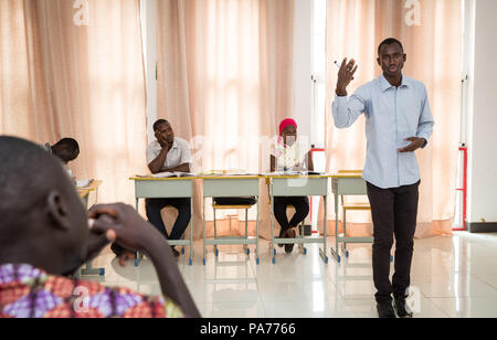 (180721) -- DAKAR, 21 juillet 2018 (Xinhua) -- Koumakh Bakhoum leçon enseigne le chinois à l'Institut Confucius de l'Université Cheikh Anta Diop de Dakar, Sénégal, le 18 juillet 2018. Le 30-year-old Bakhoum était un étudiant diplômé avec spécialisation en langue chinoise internationale à l'éducation de l'Université des langues étrangères de Dalian en Chine. Il est maintenant un professeur de langue chinoise d'enseignement à l'Université Cheikh Anta Diop de Dakar. "Apprendre la langue chinoise a ouvert une porte pour moi et j'espère devenir un envoyé pour promouvoir l'amitié entre la Chine et le Sénégal en enseignant la langue et la culture chinoises, dans mon pays, Banque D'Images