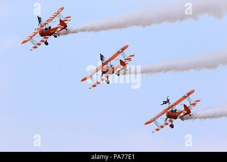 AeroSuperBatics WingWalkers Boeing Stearman, Farnborough Farnborough Airport, Hampshire, au Royaume-Uni, 20 juillet 2018, photo de Richard Goldschmidt : Riche de crédit Gold/Alamy Live News Banque D'Images