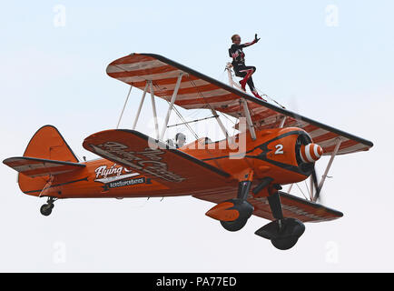 AeroSuperBatics WingWalkers Boeing Stearman, Farnborough Farnborough Airport, Hampshire, au Royaume-Uni, 20 juillet 2018, photo de Richard Goldschmidt : Riche de crédit Gold/Alamy Live News Banque D'Images
