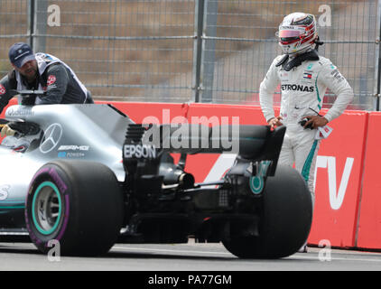 Hockenheim, Allemagne. 21 juillet, 2018. Sport Automobile : Formula-One-Championnats, Grand Prix d'Allemagne, 1e séance de qualifications. La société britannique Lewis Hamilton de l'écurie Mercedes AMG Petronas Motorsport se tient sur le côté de la piste après un problème technique. Crédit : Jan Woitas/dpa/Alamy Live News Banque D'Images