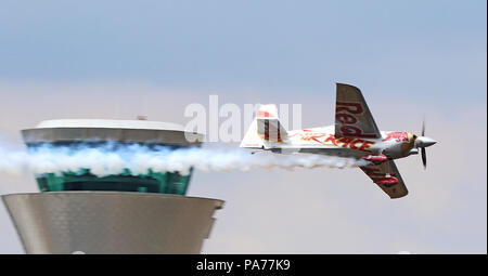 Red Bull Air Race, démonstration de Farnborough Farnborough Airport, Hampshire, au Royaume-Uni, 20 juillet 2018, photo de Richard Goldschmidt : Riche de crédit Gold/Alamy Live News Banque D'Images