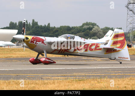Zivko Edge 540, Farnborough Farnborough Airport, Hampshire, au Royaume-Uni, 20 juillet 2018, photo de Richard Goldschmidt : Riche de crédit Gold/Alamy Live News Banque D'Images