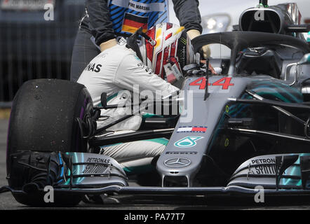 Hockenheim, Allemagne. 21 juillet, 2018. Sport Automobile : Formula-One-Championnats, Grand Prix d'Allemagne, 1e séance de qualifications. La société britannique Lewis Hamilton de l'écurie Mercedes AMG Petronas Motorsport se tient sur le côté de la piste après un problème technique. Crédit : Sébastien Gollnow/dpa/Alamy Live News Banque D'Images