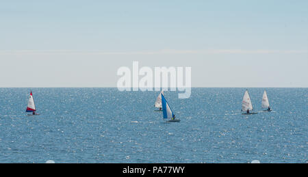 Lyme Regis, dans le Dorset, UK. 21 juillet 2018. Météo France : Très chaud et humide à Lyme Regis. Bateaux à voile sur la mer bleue. Credit : Celia McMahon/Alamy Live News Banque D'Images