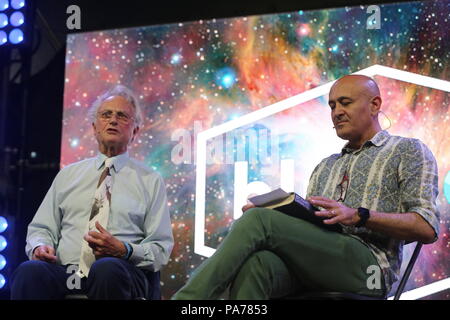 Observatoire Jodrell Bank, Cheshire, Royaume-Uni. 21 juillet, 2018. Le professeur Richard Dawkins en conversation avec le professeur Jim Al-Khalili concernant son dernier livre, La science dans l'âme au Festival 2018 Bluedot. Crédit : Simon Newbury/Alamy Live News Banque D'Images