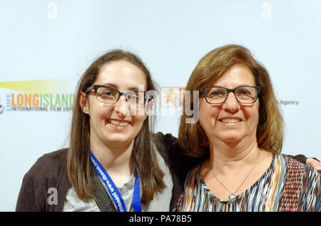 Bellmore, New York, USA. 18 juillet, 2018. Bellmore, New York, USA. 18 juillet, 2018. L-R, STEPHANIE DONNELLY, directeur et auteur du court-métrage Les Aventures de Penny Patterson, pose avec sa mère BETH DONNELLY, après le film écrans pendant la dernier bloc de films à LIIFE 2018, la Long Island International Film Expo. La comédie, science-fiction, femme réalisé, NYU thèse universitaire court-métrage a été nominé à LIIFE pour meilleur film étudiant, et le dépistage est le 21 juillet au San Diego Comic-Con International Independent Film Festival, l'ICC-FIF 2018, en Californie. (Crédit Image : © Ann Parry vi Banque D'Images