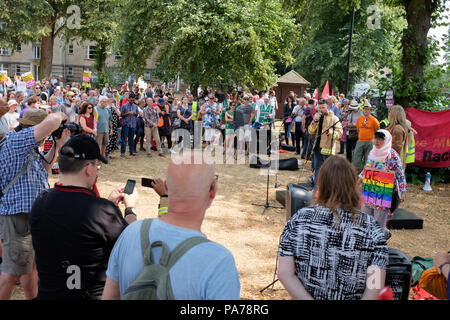 Cambridge, UK. 21 juillet 2018. 'Gratuitement' contre Tommy Robinson à l'appui de l'ancien leader de l'EDL Tommy Robinson et protester par Cambridge's 'Se tenir jusqu'au racisme' group près de Mill Road et Parker's Piece. ) CamNews / Alamy Live News Banque D'Images