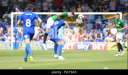 Kingston Londres Royaume-Uni 21 juillet 2018 - Shane Duffy de Brighton part de Joe Pigott pendant le match de football amical d'avant-saison entre AFC Wimbledon et Brighton et Hove Albion au Cherry Red Records Stadium de Kingston Surrey usage éditorial seulement Banque D'Images