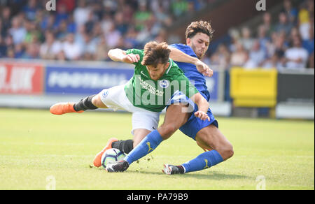 Kingston Londres Royaume-Uni 21 juillet 2018 - Aaron Connolly, de Brighton, est punie par Will Nightingale, de l'AFC Wimbledon, lors du match de football d'avant-saison entre AFC Wimbledon et Brighton et Hove Albion au Cherry Red Records Stadium de Kingston Surrey réservé à la rédaction Banque D'Images