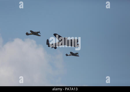 Farnborough, UK,21 Juillet 2018,Battle of Britain Memorial Flight défilé comme Farnborough International Airshow 2018 démarrage car il ouvre ses portes au public ce week-end. Des foules immenses assister, en différents plans, anciens et nouveaux prendre le ciel y compris le très populaire des flèches rouges et Battle of Britain Memorial Flight.Credit : Keith Larby/Alamy Live News Banque D'Images