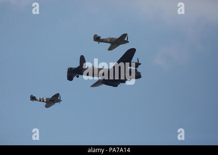 Farnborough, UK,21 Juillet 2018,Battle of Britain Memorial Flight défilé comme Farnborough International Airshow 2018 démarrage car il ouvre ses portes au public ce week-end. Des foules immenses assister, en différents plans, anciens et nouveaux prendre le ciel y compris le très populaire des flèches rouges et Battle of Britain Memorial Flight.Credit : Keith Larby/Alamy Live News Banque D'Images