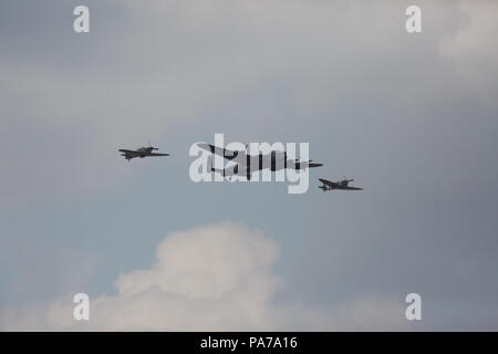 Farnborough, UK,21 Juillet 2018,Battle of Britain Memorial Flight défilé comme Farnborough International Airshow 2018 démarrage car il ouvre ses portes au public ce week-end. Des foules immenses assister, en différents plans, anciens et nouveaux prendre le ciel y compris le très populaire des flèches rouges et Battle of Britain Memorial Flight.Credit : Keith Larby/Alamy Live News Banque D'Images