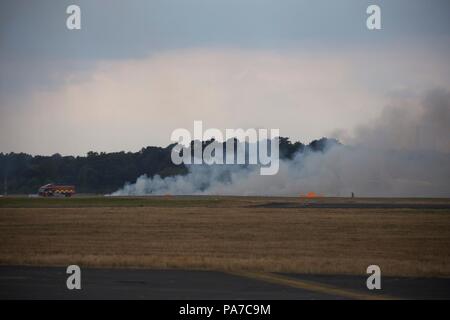 Incendie au Farnborough International Airshow après la pyrotechnie Samedi 21 Juillet Banque D'Images