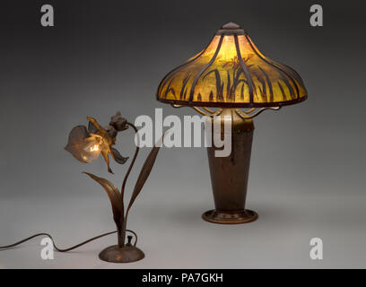 . Anglais : lampe fleurs c. 1907 Lillian Palmer (1871-1961) San Jose le cuivre, les mesh avec la permission de Caro Macpherson L2017.0204.039 lampe avec abat-jour peint 1910 Lillian Palmer (1871-1961) San Francisco, cuivre martelé à la main, mailles de cuivre de l'ombre avec la permission de Caro Macpherson L2017.0204.478 . Avant 1910 659 lampe Fleur, ch. 1907, et peint avec la lampe de l'ombre, 1910 Banque D'Images