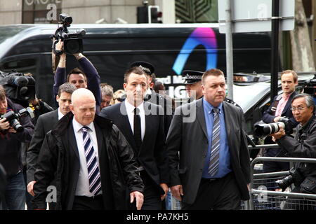 L'Angleterre et de Chelsea John Terry à l'extérieur football Westminster Magistrate Court avec des assistants et des médias dans la photographie à marcher vers l'entrée de Westminster Magistrates Court. Banque D'Images