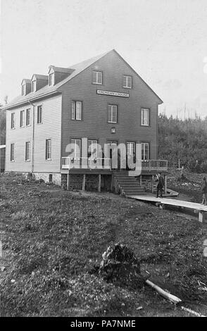 . Anglais : le Québec et le lac Saint-Jean Railway : American House Hotel, Chambord English : Ligne de chemin de fer de Québec au lac Saint-Jean : hôtel American House, à Chambord . Entre 1887 et 1890 123 American House Hotel, Chambord Banque D'Images