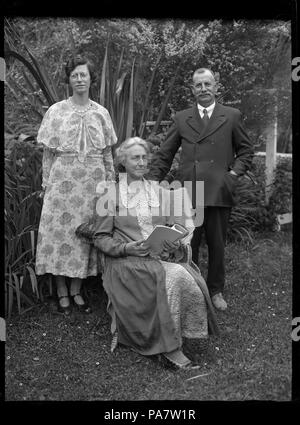 15 Albert Percy Godber, sa femme Laura Godber, et leur fille Phyllis dans leur jardin à Silverstream, probablement le jour de mariage de Phyllis ATLIB 313171 Banque D'Images