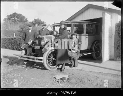 15 Albert Percy Godber, sa femme Laura, leur gendre Colin Hartwig, Phyllis, fille et petit-fils Colin Hartwig, à côté d'une voiture d'Essex, en 1934. 292120 ATLIB Banque D'Images