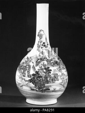 Vase avec scène de jardin. Culture : la Chine. Dimensions : H. 16 3/4 in. (42,5 cm) ; Diam. 8 3/4 in. (22,2 cm). Date : le 18e siècle. Au xviiie siècle, les fours à Jingdezhen a commencé à utiliser un nouveau matériau pour produire des porcelaines. Huashi appelé, ou "pierre glissante,' en chinois, ce matériau cher est appelé le "soft paste' dans l'ouest de l'écriture. Son apparition en Chine peut refléter une prise de conscience de l'expérimentation de différents matériaux pour produire des tasses-comme les corps en argile. Musée : Metropolitan Museum of Art, New York, USA. Banque D'Images