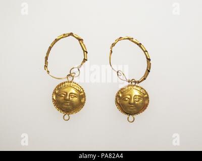 Des pendentifs d'oreille des femmes chefs. La culture grecque ou romaine. Dimensions : d'autres (.99) : 13/16 x 1 13/16 in. (2,1 × 4,6 cm) de diamètre (L'ornement) : 11/16 in. (1,8 cm) d'autres (.100) : 13/16 × 1 3/4 in. (2,1 × 4,5 cm) de diamètre (L'ornement) : 11/16 in. (1,8 cm). Musée : Metropolitan Museum of Art, New York, USA. Banque D'Images