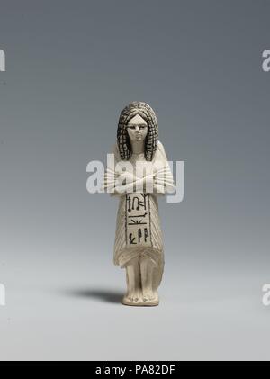 Shabti de le Scribe Huy portant un bat-pendentif. Dimensions : H. 8,5 cm (3 3/8 po). Dynastie DYNASTIE : 19. Date : ca. 1295-1185 av. J.-C.. Shabtis étaient petits chiffres magiques déposés dans un tombeau de répondre pour la personne décédée, s'il est appelé à effectuer du travail dans l'au-delà. Cette figure illustre Huy comme il était dans la vie : vêtu d'une tunique plissée à la mode et châle enveloppante et portant une amulette associé à la déesse Hathor, autour de son cou. Sa perruque est d'un type qui semble avoir été très prisé par les scribes et le personnel militaire durant la fin du xviiie dynastie. Musée : Metropolitan Muse Banque D'Images