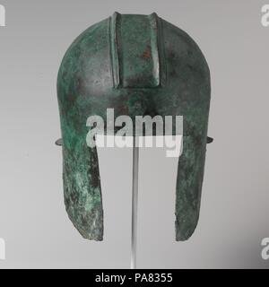 Casque en bronze de type d'Illyrian. Culture : le grec. Dimensions : H. 10 1/2 in. (26,7 cm) Largeur : 7 3/4 in. (19,7 cm) Profondeur : 9 1/2 in. (24,1 cm). Date : au début du 5e siècle avant J.-C.. Les frontières du casque autour du visage sont ornés de cercles tracés à la légère. Musée : Metropolitan Museum of Art, New York, USA. Banque D'Images