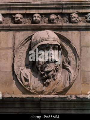 Sur l'extérieur FACHADA DEL HOSTAL-DETALLE DEL TONDO DE CARLOMAGNO. Auteur : Juan de Juni (ch. 1507-1577). Lieu : HOTEL / CONVENTO DE SAN MARCOS, Leon, ESPAGNE. Banque D'Images