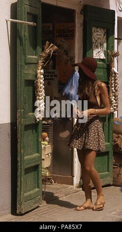 CALLE DE IBIZA - MUJER CON MINIFALDA - años 70. Emplacement : l'extérieur, l'Espagne. Banque D'Images