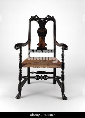 Fauteuil Splat. Culture : L'Américain. Dimensions : 40 x 27 x 17 5/8 in. (103,2 x 68,6 x 43,2 cm). Bouilloire : attribuée à l'atelier de John Gaines III (Américain, 1704-1743). Date : 1735-43. Dans la conception et la réalisation de ce fauteuil, la pente de l'arrière, les bras de pente détendue, et tirez vers l'avant de la puissante Ram's Horn-poignées sont en parfait équilibre. Les manuscrits, sculptures, et le piercing foliée de la crête et la longueur du rail et l'ampleur de l'ouverture sur l'extérieur des pieds sculptés sont des éléments de conception associés à John Gaines III. Formé par son père, d'un tourneur et chairmaker Banque D'Images