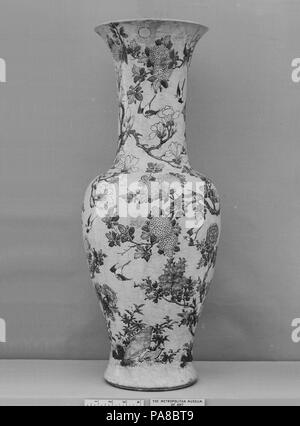 Vase avec des pierres et des fleurs. Culture : la Chine. Dimensions : H. 27 in. (68,6 cm). Date : du 19e siècle. L'expression "sur le biscuit' est fréquemment utilisé pour indiquer que les émaux ont été peints directement sur le corps de l'argile du vase plutôt que sur une glaçure transparente. Musée : Metropolitan Museum of Art, New York, USA. Banque D'Images