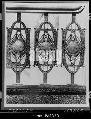 Escalier de la Bourse de Chicago, Chicago. Culture : L'Américain. Dimensions : 144 x 92 x 156 in. (365,8 x 233,7 x 396,2 cm). Bouilloire : Louis Henry Sullivan (Américain, Boston, Massachusetts 1856-1924 Chicago, Illinois) ; Dankmar Adler (Américain, 1844-1900). Date : 1893. Au cours de l'expansion de la construction à la suite de la célèbre incendie de 1871, l'école de Chicago, architectes, dirigé par Sullivan, a inventé un nouveau type de bâtiment : le gratte-ciel. L'un des chefs-d'œuvre de la forme était le Chicago Stock Exchange Building, achevé en 1894. Les escaliers installés ici ont été retirées de l'immeuble lorsqu'il a été d Banque D'Images