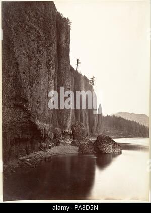 Le Cap Horn, Columbia River, Oregon. Artiste : Carleton E. Watkins (Américain, 1829-1916). Dimensions : Image : 52,1 x 39 cm (20 1/2 x 15 3/8 in.) SECTION : 76,2 x 63,5 cm (30 x 25 in.). Date : 1867. Watkins, un photographe de l'Ouest américain, combiné un virtuose maîtrise du difficile processus négatif plaque humide avec un sens rigoureux de la structure picturale. Pour le travail de paysage grand format tels que Watkins produit le long de la rivière Columbia dans l'Oregon, les exigences physiques étaient super. Comme il n'y a pas encore de moyens pratiques d'élargissement, Watkins's négatifs en verre se devait d'être aussi grand qu'il Banque D'Images