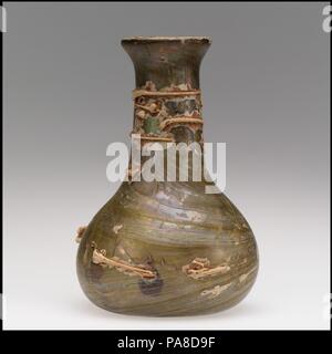 Bouteille. Culture : Frankish. Dimensions : hors tout : 4 1/8 x 2 13/16 in. (10,5 x 7,1 cm). Date : 5ème-7ème siècle. Musée : Metropolitan Museum of Art, New York, USA. Banque D'Images