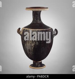 L'eau en terre cuite (hydria jar). Culture : le grec, l'italien, de la région des Pouilles. Dimensions : H. 28 5/8 po. (72,7 cm). Date : ca. 330-300 av. J.-C.. Une couronne--maintenant presque perdu--cercles du cou. Musée : Metropolitan Museum of Art, New York, USA. Banque D'Images