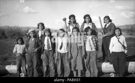 L'équipe de baseball Girl 103 s - de la rivière Nisutlin, Yukon Tlingit - 1941 Banque D'Images