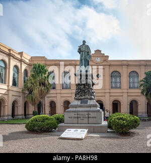 Manzana Jesuitica cour et Obispo Trejo Statue - Cordoba, Argentine Banque D'Images